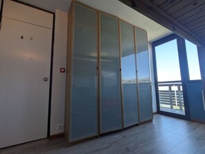 A room with a sliding glass door leading to a balcony with a mountain view. - Comfortable apartment, ski-in ski-out, pets allowed (Plagne Aime 2000)