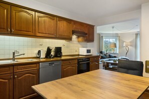 Fridge, microwave, oven, stovetop - Apartment 'Ferienwohnung Dora, 72qm' with Private Terrace, Shared Garden and Wi-Fi (Medebach)