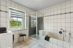 Shower, hair dryer, towels - Apartment 'Ferienwohnung Dora, 72qm' with Private Terrace, Shared Garden and Wi-Fi (Medebach)