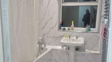 Apartment, 2 Bedrooms, Smoking | Bathroom