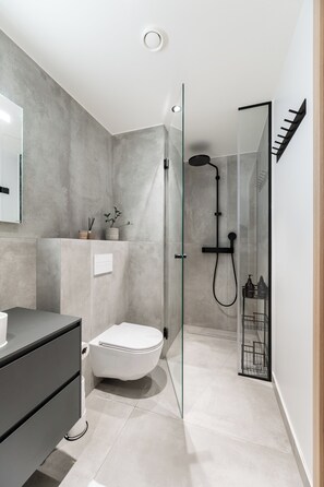 Suihku, hiustenkuivaaja, saippua, vessapaperi