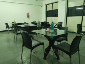 Café da manhã com buffet grátis todos os dias