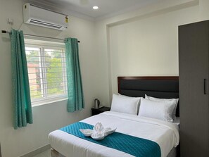 Apartamento, 1 quarto, sacada | Cofres nos quartos, escrivaninha, Wi-Fi de cortesia