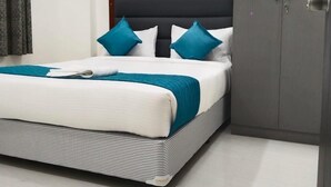 Appartement, 1 slaapkamer, balkon | Een kluis op de kamer, een bureau, gratis wifi
