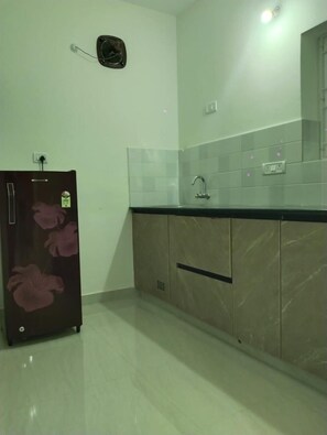 Apartment, 1 Bedroom, Balcony | Private kitchenette | Fridge, microwave, stovetop, cookware/dishes/utensils - residence Retreat Service Apartments  (Hyderabad)