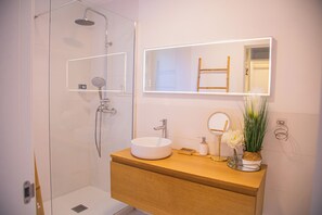 Suihku, hiustenkuivaaja, pyyhkeet, saippua