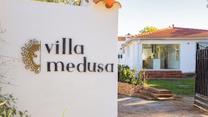 A sign for "villa medusa" with a white background and gold lettering. - Luxury Villa in Valencia, exclusive style, relax and enjoy (Llíria)