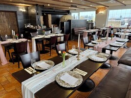 Un restaurante con mesas dispuestas para comer, destacando una decoración interior moderna y elegantes centros de mesa.