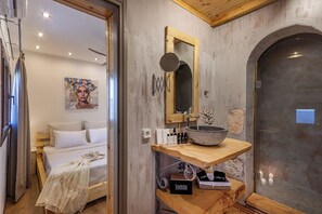 Douche, sèche-cheveux, serviettes fournies, savon