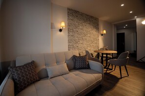 32-inch Smart TV with satellite channels - Queen's cottage (Shumen)