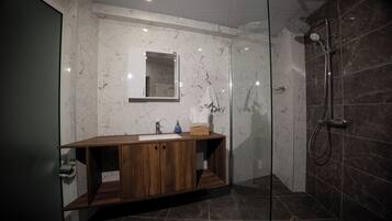 Familienapartment, Blick auf den Innenhof | Badezimmer | Haartrockner, Handtücher, Seife, Shampoo