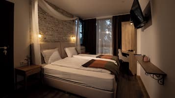 Classic-dobbeltværelse - udsigt til have | Skrivebord, arbejdsområde til bærbare computere, gratis Wi-Fi