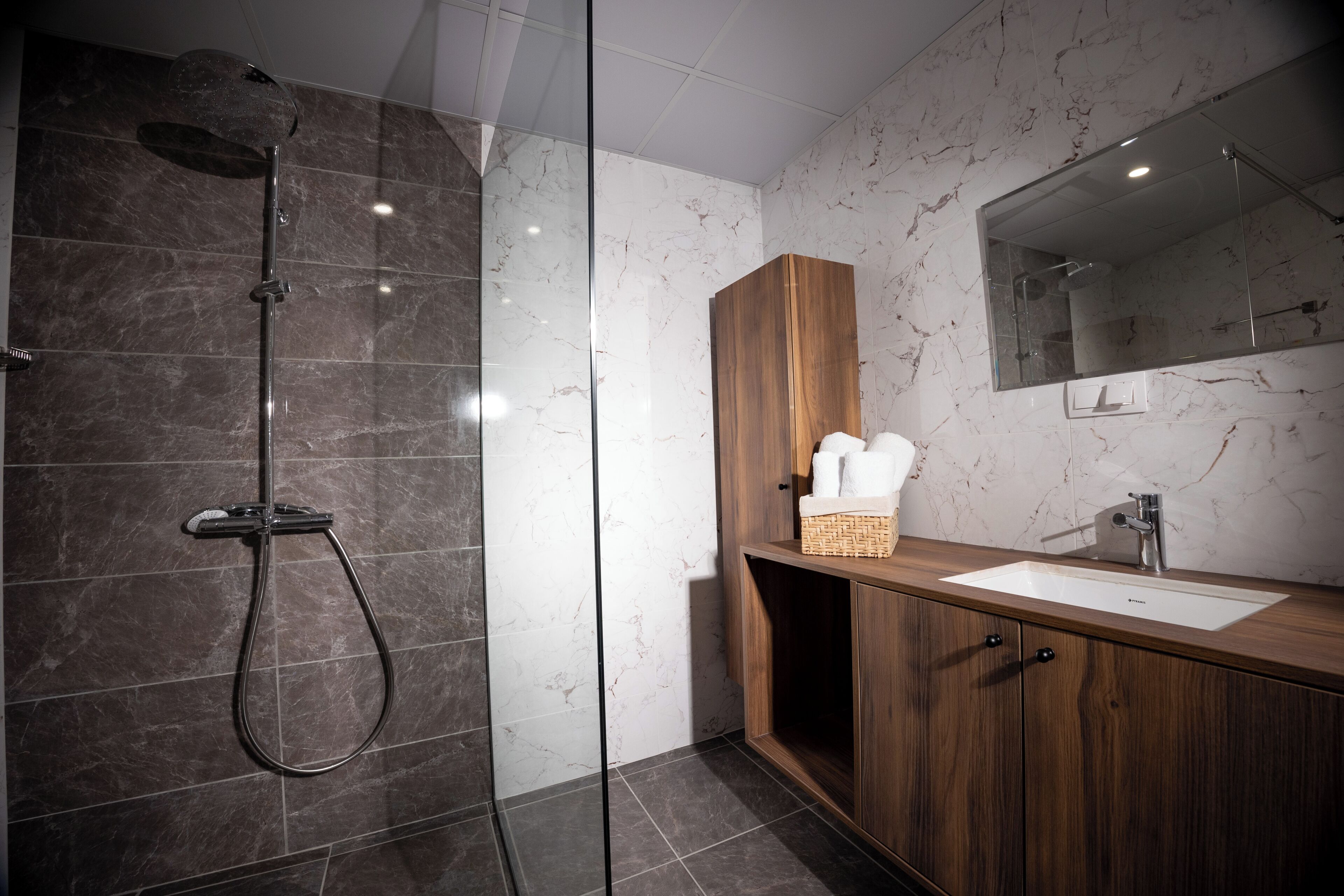 Studio Comfort, pemandangan halaman | Kamar mandi | Pengering rambut, handuk, sabun, dan sampo
