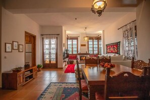 House | 3 bedrooms, desk, Internet