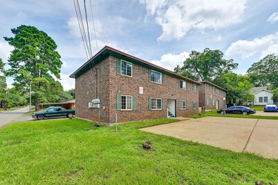 The Homestead Luxury Cozy 2BR Apartment in Nacogdoches Near SFA University and Downtown Pet Friendly Business Ready Extended Stays Welcome With Self Check In High Speed Wifi Full Kitchen In Unit Laundry Private Parking and Quiet Comfort