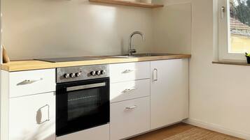 Fridge, oven, stovetop, coffee/tea maker