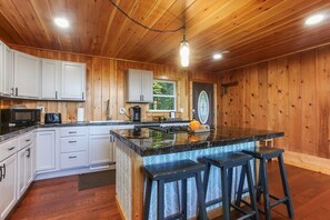 Kühlschrank, Mikrowelle, Ofen, Wasserkocher mit Kaffee-/Teezubehör