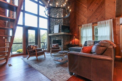 Mountain View - Large Open Deck - Gas Fireplace