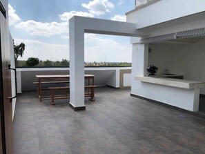 Outdoor dining - Victorian Style 3-bedroom Boutique villa close to Bangalore Airport (Doddacheemanahalli)