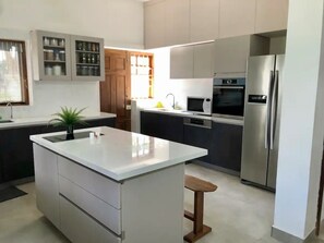 Private kitchen - Victorian Style 3-bedroom Boutique villa close to Bangalore Airport (Doddacheemanahalli)