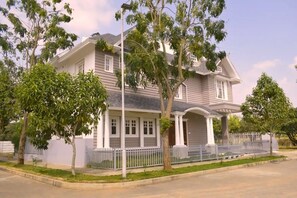 Exterior - Victorian Style 3-bedroom Boutique villa close to Bangalore Airport (Doddacheemanahalli)