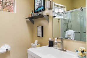 Haartrockner, Handtücher, Seife, Toilettenpapier