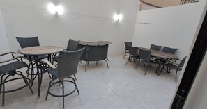 Outdoor dining - Charming 3-bedroom house with garage and terrace in Ħ'Attard (Ħ'Attard)