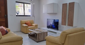 Flat-screen TV - Charming 3-bedroom house with garage and terrace in Ħ'Attard (Ħ'Attard)