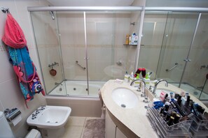 Jetted bath, hair dryer, bidet, towels - PUNTA DEL ESTE, my corner in the world, with all the amenities and personal servi. (Punta del Este)