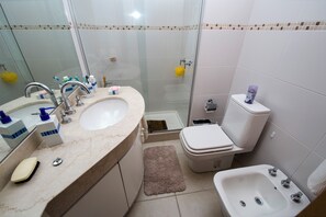 Jetted bath, hair dryer, bidet, towels - PUNTA DEL ESTE, my corner in the world, with all the amenities and personal servi. (Punta del Este)