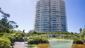 Un grand hôtel cylindrique, doté de nombreux balcons et d’une enseigne indiquant : « MER ET FORÊT ».
