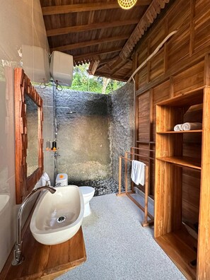 Villa, piscina privata | Bagno | Set di cortesia gratuito, asciugamani, sapone, shampoo