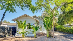 Unclassified image, 2 of 24, button - Vintage Home w/ Easy Downtown Tampa Access (Tampa)