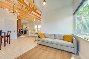 House (2 Bedrooms) | Interior - Vintage Home w/ Easy Downtown Tampa Access (Tampa)