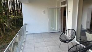 Terrace/patio - Apartment “Suiten im Alten Berghotel Theresia” with Mountain View, Shared Garden & Wi-Fi (Eslohe (Sauerland))