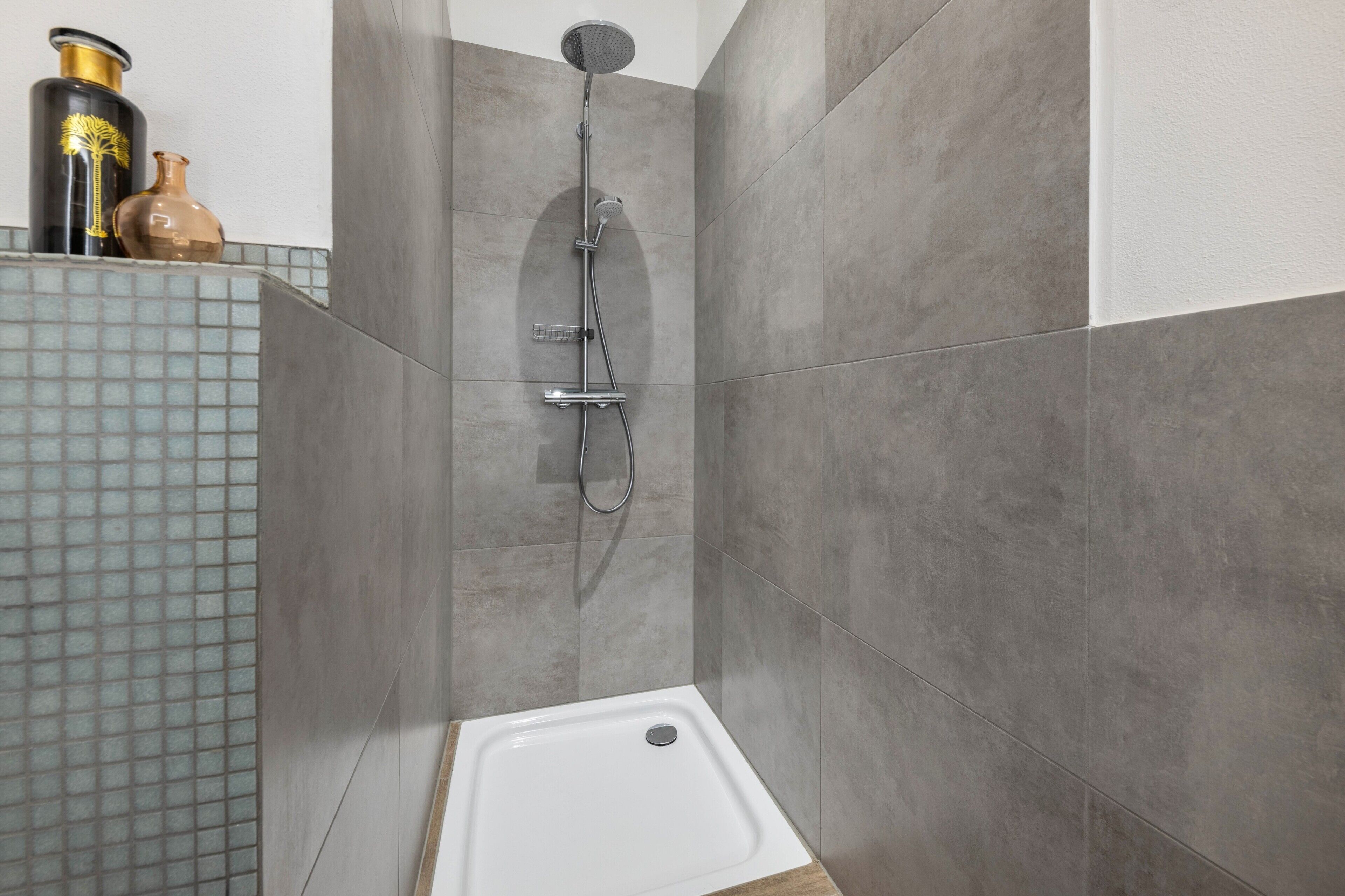Dusche, kostenlose Toilettenartikel, Haartrockner, Handtücher