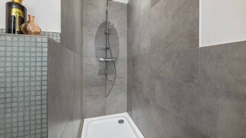 Dusche, kostenlose Toilettenartikel, Haartrockner, Handtücher