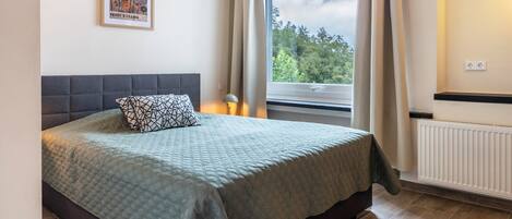 3 bedrooms, desk, iron/ironing board, WiFi