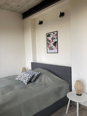 Planxa i posts de planxar, wifi i roba de llit