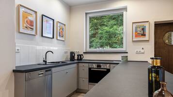 Coffee/tea maker, fridge, microwave, oven