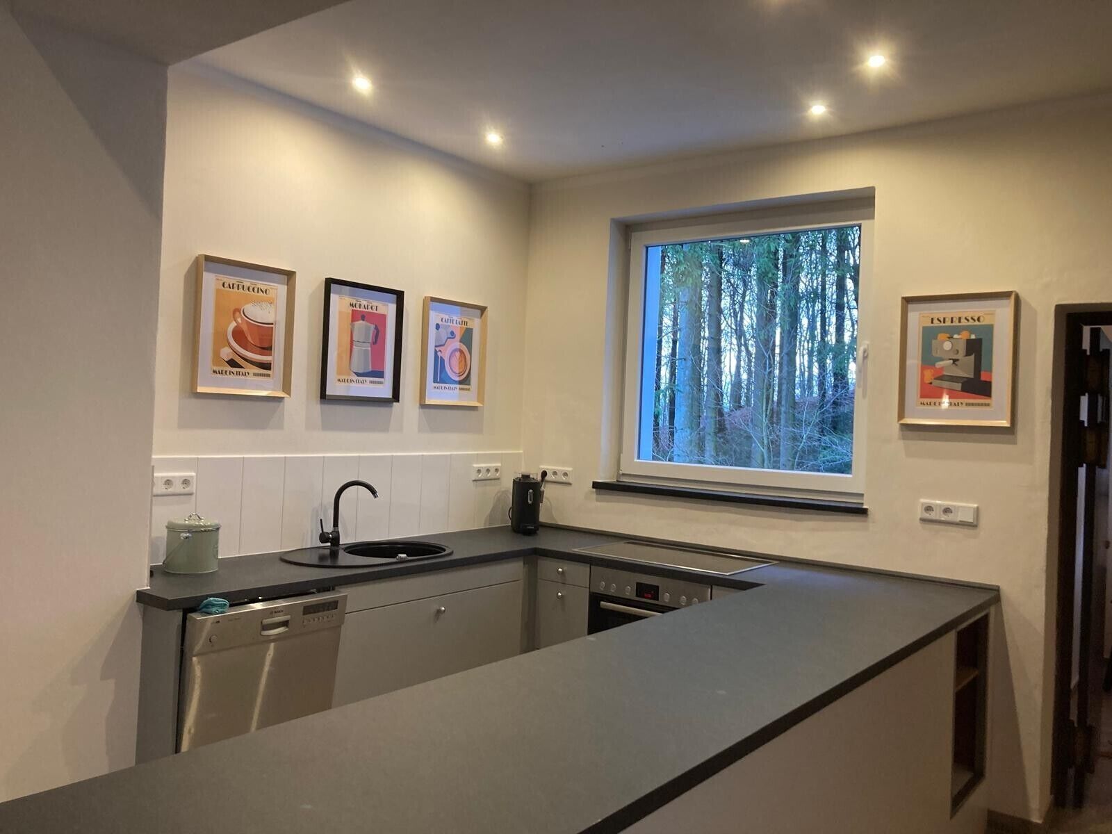 Jääkaappi, mikroaaltouuni, uuni, liesi