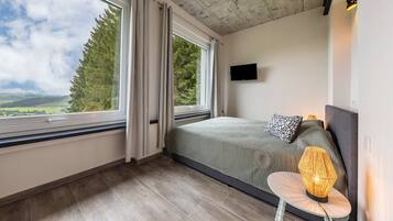 3 bedrooms, desk, iron/ironing board, WiFi