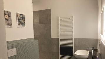 Chuveiro, produtos de toalete grátis, secador de cabelo