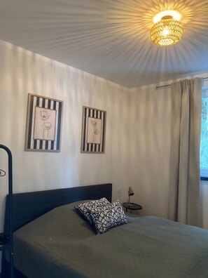 Tabla de planchar con plancha, wifi y ropa de cama 