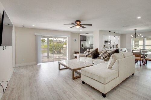 Fishing Dock & Pool: Waterfront Cape Coral Retreat