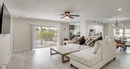 Fishing Dock & Pool: Waterfront Cape Coral Retreat