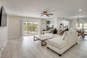 Apartment (3 Bedrooms) | Interior - Fishing Dock & Pool: Waterfront Cape Coral Retreat (Cape Coral)