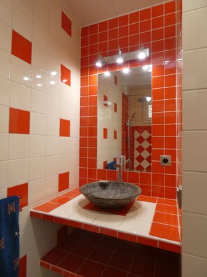 Een douche, een haardroger, handdoeken, zeep