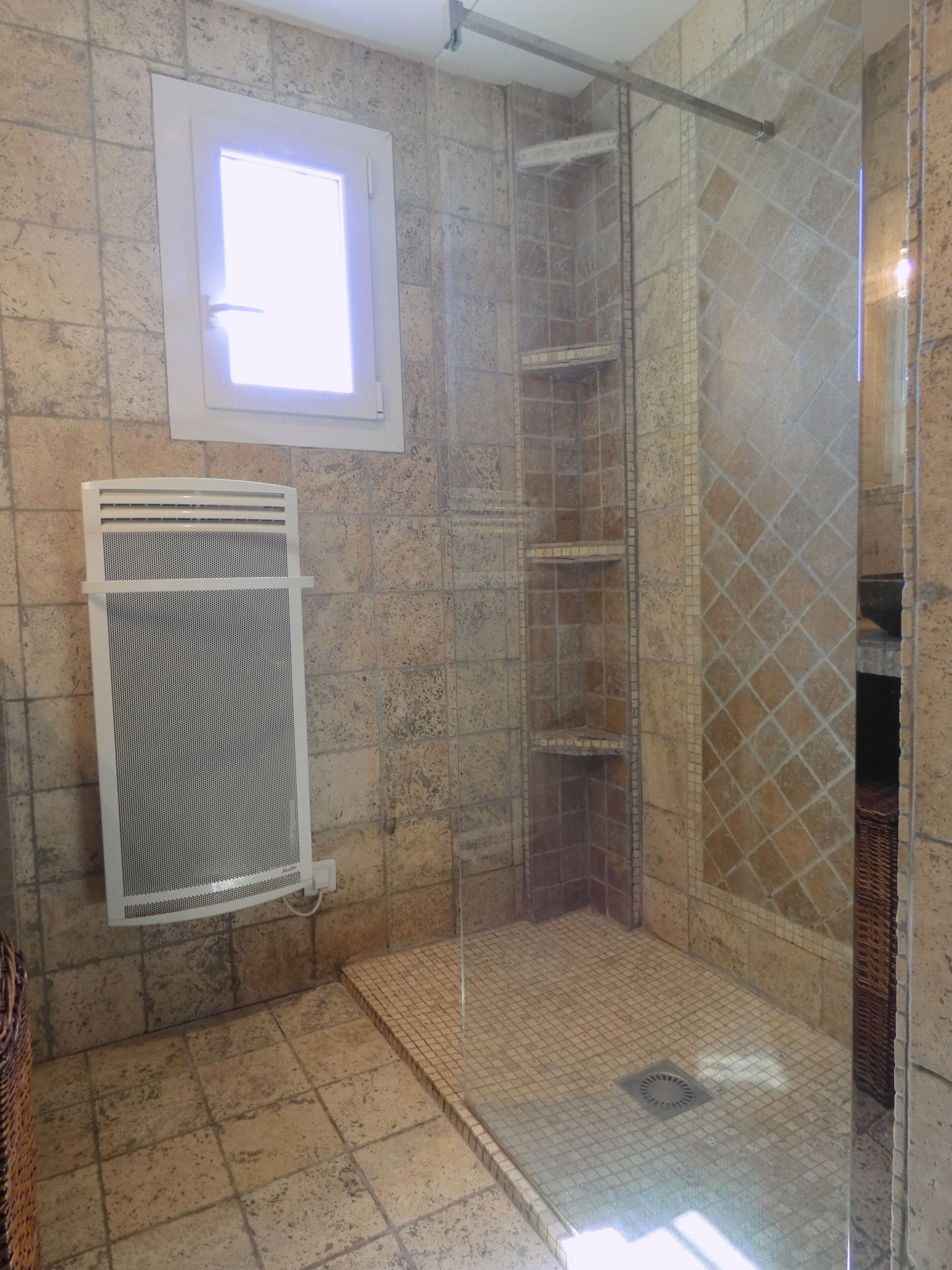 Douche, sèche-cheveux, serviettes fournies, savon