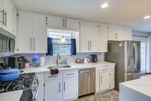 Interior - 5 Mi to Dtwn Austin: Stylish Home w/ Office & Yard (Austin)
